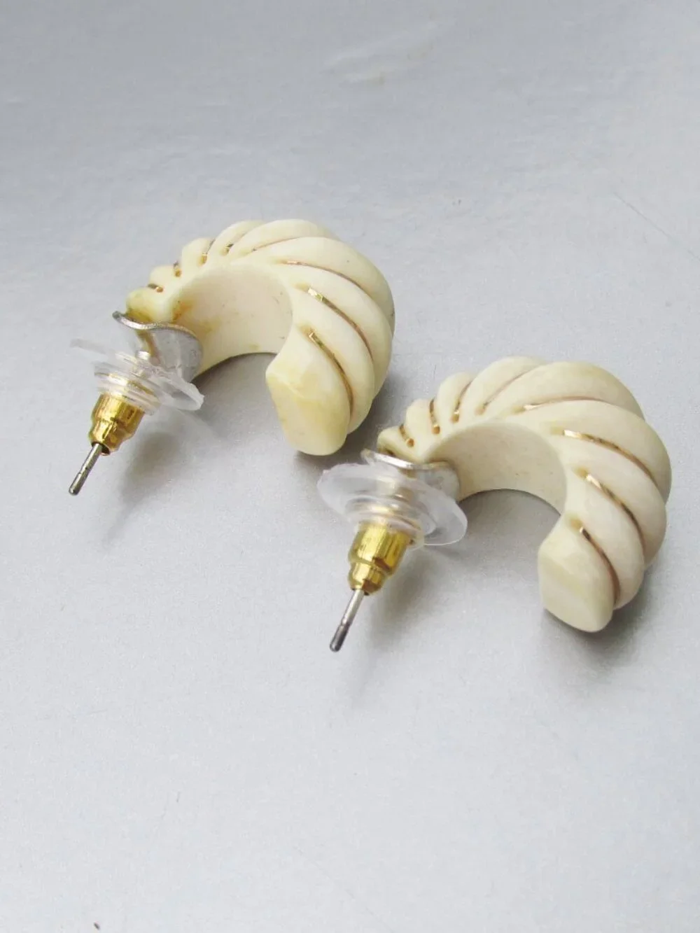 Vintage 585 14K Gold Italy Oval Carved Shrimp Post Stud Earrings